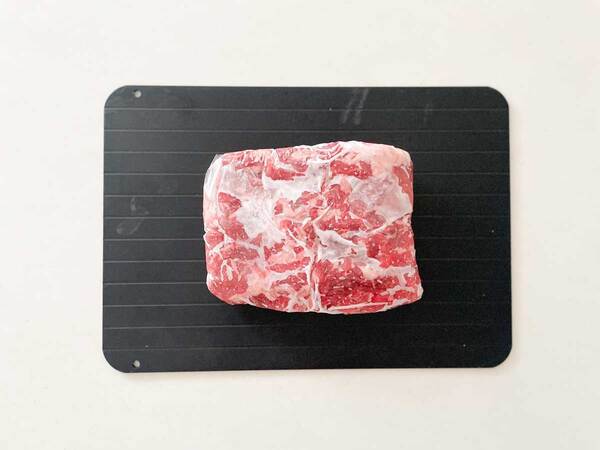 自然解凍やお弁当づくりの粗熱取りに欠かせない！ 薄さ3mmの急速解凍プレート