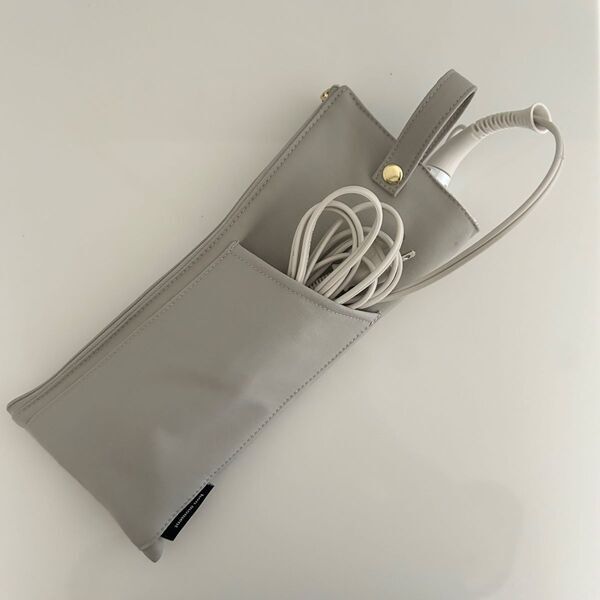 旅行先のチェックアウトでもう慌てない！アツアツのヘアアイロンをIN＆持ち運びができる、スリムな「ヘアアイロンポーチ」[PR]