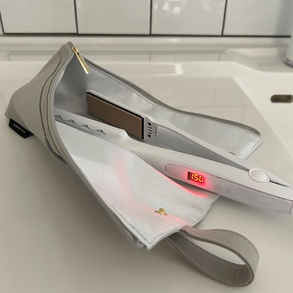 旅行先のチェックアウトでもう慌てない！アツアツのヘアアイロンをIN＆持ち運びができる、スリムな「ヘアアイロンポーチ」[PR]