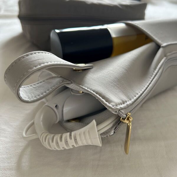 旅行先のチェックアウトでもう慌てない！アツアツのヘアアイロンをIN＆持ち運びができる、スリムな「ヘアアイロンポーチ」[PR]