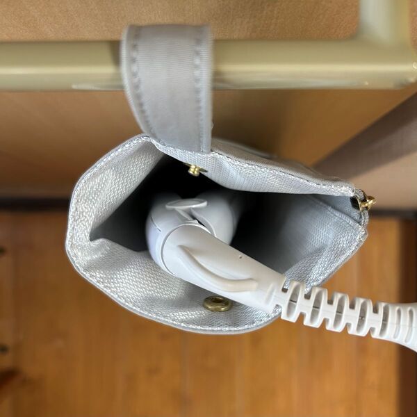 旅行先のチェックアウトでもう慌てない！アツアツのヘアアイロンをIN＆持ち運びができる、スリムな「ヘアアイロンポーチ」[PR]