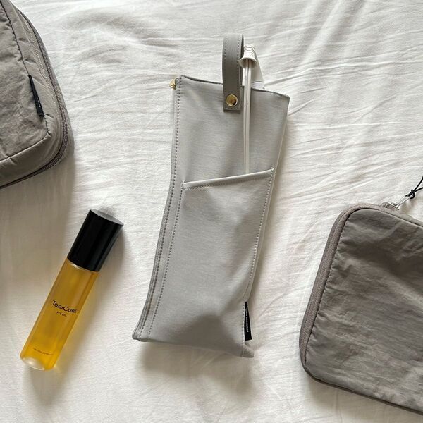 旅行先のチェックアウトでもう慌てない！アツアツのヘアアイロンをIN＆持ち運びができる、スリムな「ヘアアイロンポーチ」[PR]