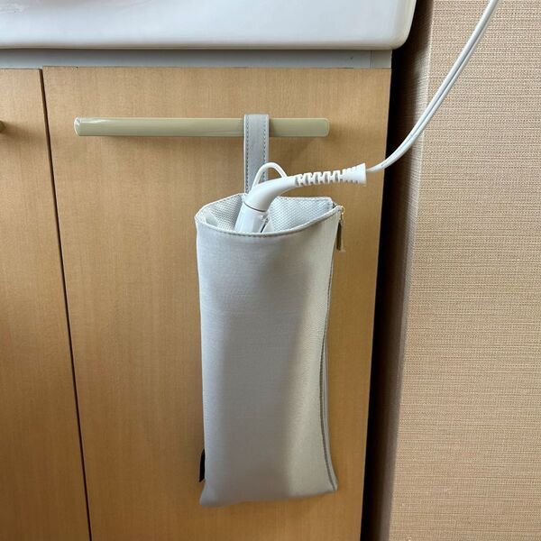 旅行先のチェックアウトでもう慌てない！アツアツのヘアアイロンをIN＆持ち運びができる、スリムな「ヘアアイロンポーチ」[PR]