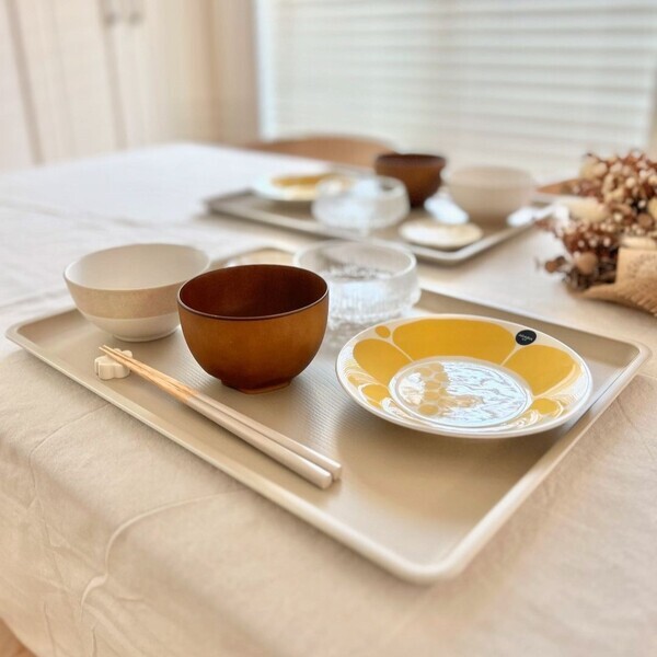 滑りにくいだけじゃない！食器が映える木目調トレイ、インスタグラマーさんはこんなコーディネートで使っています[PR]