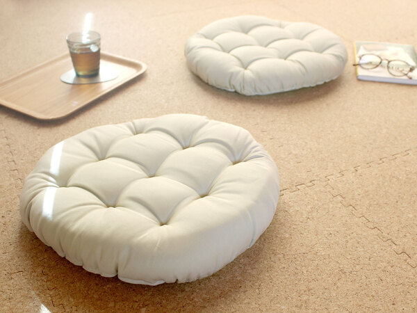 椅子にも床座りにも！座布団になる「ボンモマン　もっちりチェアクッション」を、くつろぎの相棒に[PR]