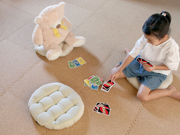 椅子にも床座りにも！座布団になる「ボンモマン　もっちりチェアクッション」を、くつろぎの相棒に[PR]