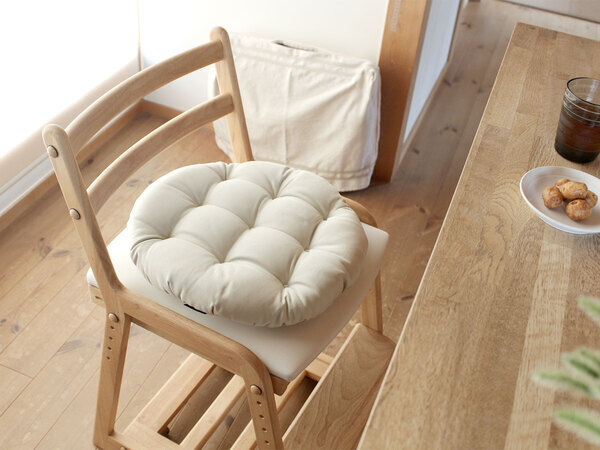 椅子にも床座りにも！座布団になる「ボンモマン　もっちりチェアクッション」を、くつろぎの相棒に[PR]