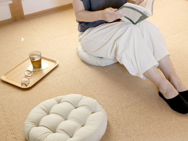 椅子にも床座りにも！座布団になる「ボンモマン　もっちりチェアクッション」を、くつろぎの相棒に[PR]