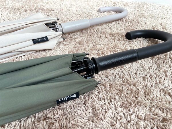 雨の日のプチストレスが軽減する。ベルト無しでクルッと畳める「marnaのShupaattoアンブレラ」[PR]