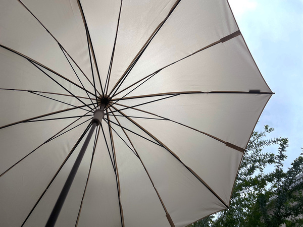 雨の日のプチストレスが軽減する。ベルト無しでクルッと畳める「marnaのShupaattoアンブレラ」[PR]