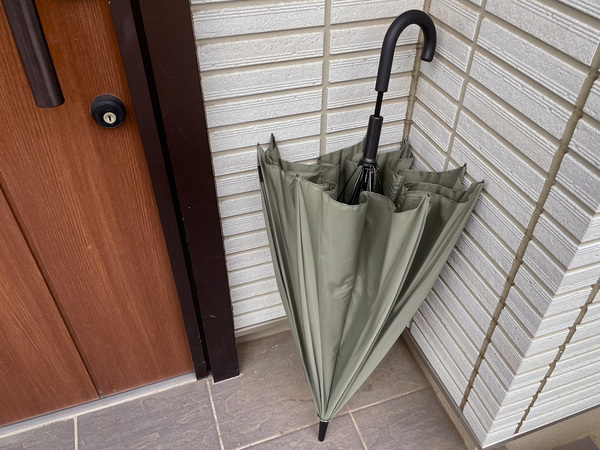 雨の日のプチストレスが軽減する。ベルト無しでクルッと畳める「marnaのShupaattoアンブレラ」[PR]