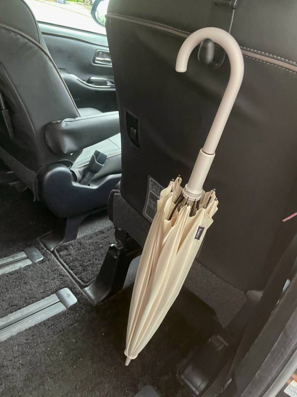 雨の日のプチストレスが軽減する。ベルト無しでクルッと畳める「marnaのShupaattoアンブレラ」[PR]