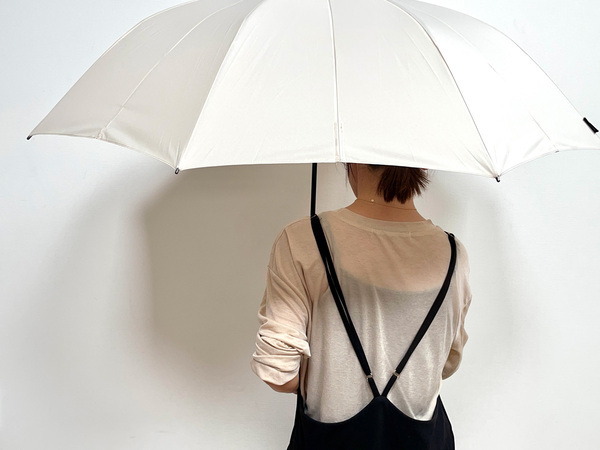 雨の日のプチストレスが軽減する。ベルト無しでクルッと畳める「marnaのShupaattoアンブレラ」[PR]