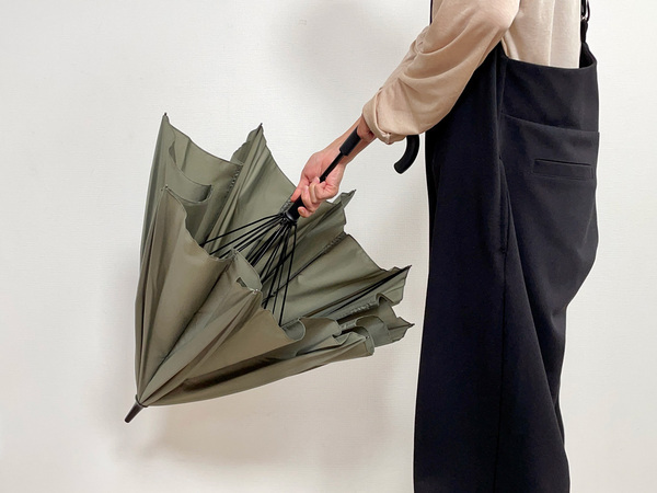 雨の日のプチストレスが軽減する。ベルト無しでクルッと畳める「marnaのShupaattoアンブレラ」[PR]