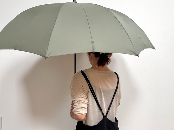 雨の日のプチストレスが軽減する。ベルト無しでクルッと畳める「marnaのShupaattoアンブレラ」[PR]