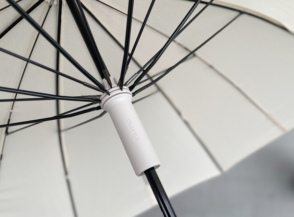 雨の日のお出かけもストレスフリーに。マーナの「Shupattoアンブレラ」を持って、軽やかに出かけよう。[PR]
