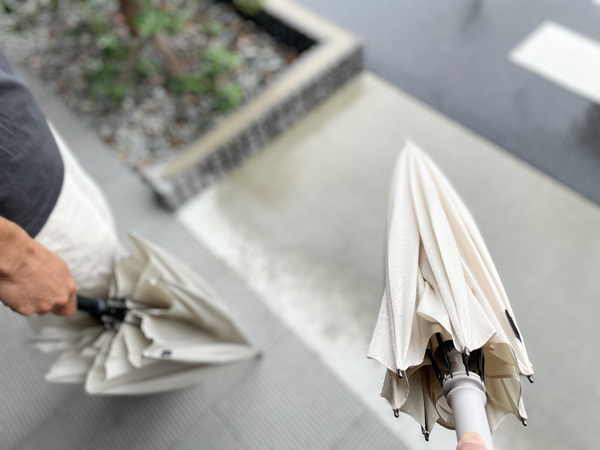 雨の日のお出かけもストレスフリーに。マーナの「Shupattoアンブレラ」を持って、軽やかに出かけよう。[PR]