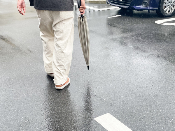 雨の日のお出かけもストレスフリーに。マーナの「Shupattoアンブレラ」を持って、軽やかに出かけよう。[PR]