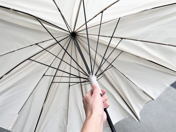 雨の日のお出かけもストレスフリーに。マーナの「Shupattoアンブレラ」を持って、軽やかに出かけよう。[PR]