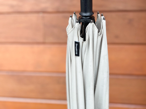 雨の日のお出かけもストレスフリーに。マーナの「Shupattoアンブレラ」を持って、軽やかに出かけよう。[PR]