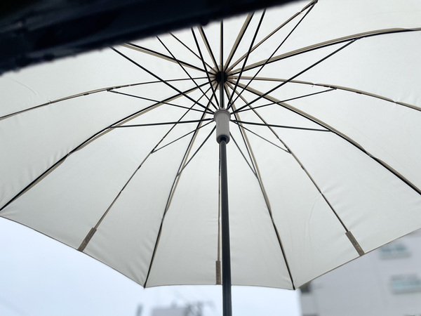 雨の日のお出かけもストレスフリーに。マーナの「Shupattoアンブレラ」を持って、軽やかに出かけよう。[PR]