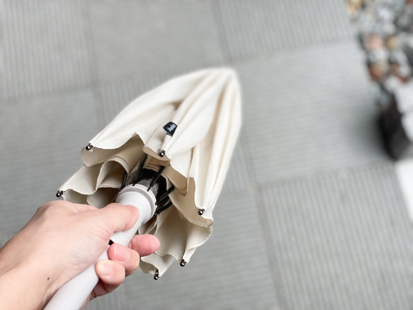 雨の日のお出かけもストレスフリーに。マーナの「Shupattoアンブレラ」を持って、軽やかに出かけよう。[PR]