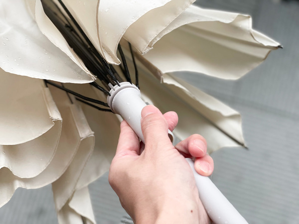 雨の日のお出かけもストレスフリーに。マーナの「Shupattoアンブレラ」を持って、軽やかに出かけよう。[PR]