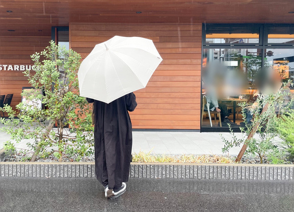 雨の日のお出かけもストレスフリーに。マーナの「Shupattoアンブレラ」を持って、軽やかに出かけよう。[PR]