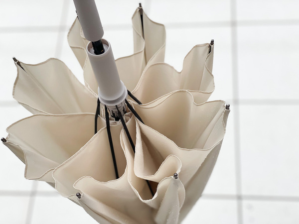 雨の日のお出かけもストレスフリーに。マーナの「Shupattoアンブレラ」を持って、軽やかに出かけよう。[PR]