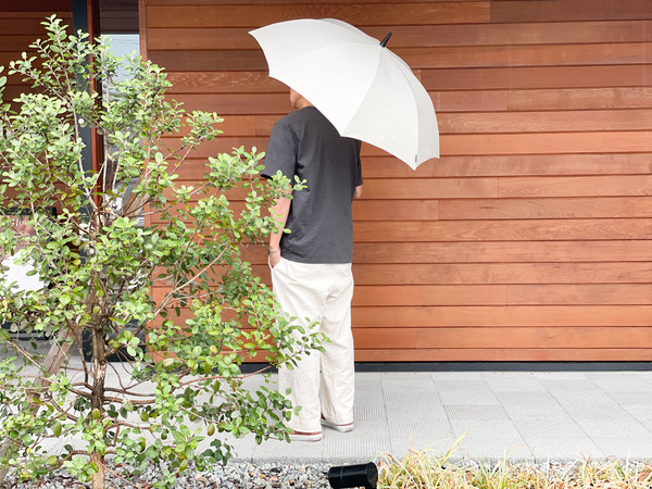 雨の日のお出かけもストレスフリーに。マーナの「Shupattoアンブレラ」を持って、軽やかに出かけよう。[PR]