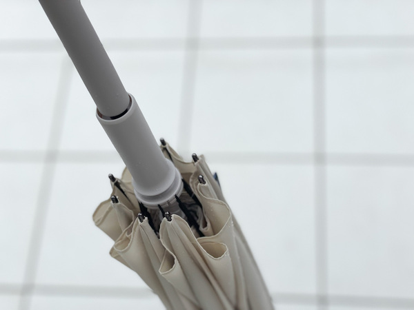 雨の日のお出かけもストレスフリーに。マーナの「Shupattoアンブレラ」を持って、軽やかに出かけよう。[PR]