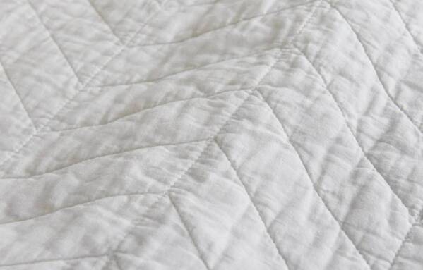 秒でプチ模様替え！お部屋のマンネリ解消も、敷くだけ・掛けるだけの「大人イブル」にお任せ【インスタグラマーさんのもの選び】[PR]