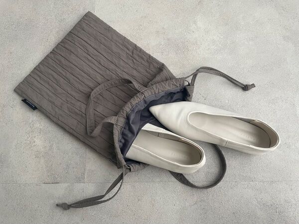 学校行事や冠婚葬祭、日常のあらゆるシーンで活躍する「シューズバッグ」をスタッフがレポート[PR]