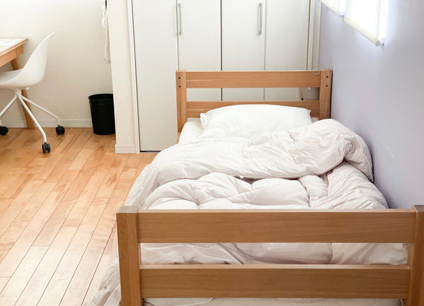 洗えてうれしい、羽毛にも劣らない保温力！TEIJIN開発の マイクロフラッフィー®素材「人工羽毛掛け布団」。[PR]