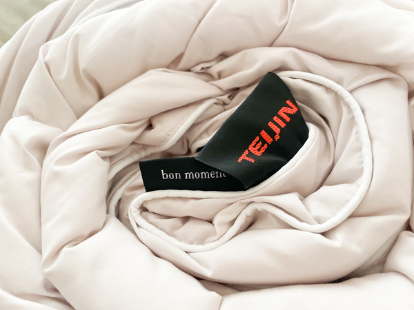 洗えてうれしい、羽毛にも劣らない保温力！TEIJIN開発の マイクロフラッフィー®素材「人工羽毛掛け布団」。[PR]