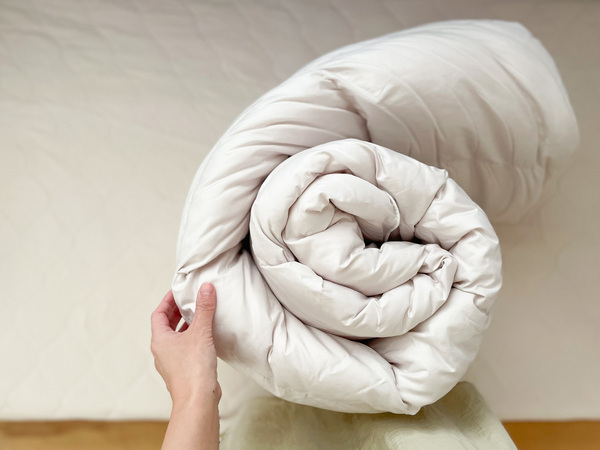 洗えてうれしい、羽毛にも劣らない保温力！TEIJIN開発の マイクロフラッフィー®素材「人工羽毛掛け布団」。[PR]