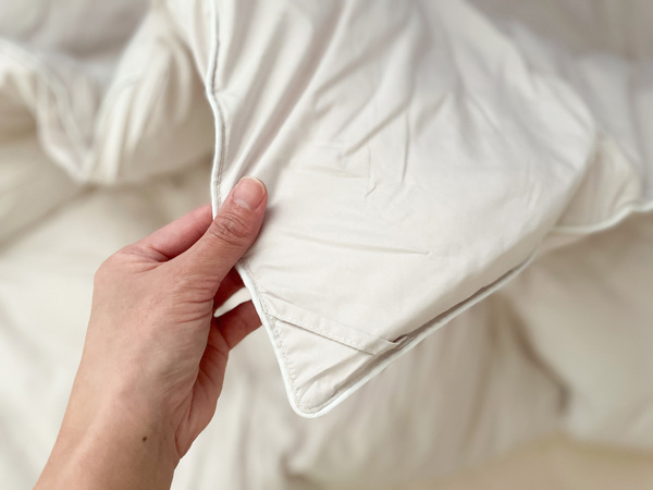 洗えてうれしい、羽毛にも劣らない保温力！TEIJIN開発の マイクロフラッフィー®素材「人工羽毛掛け布団」。[PR]