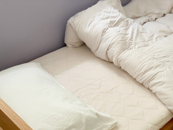 洗えてうれしい、羽毛にも劣らない保温力！TEIJIN開発の マイクロフラッフィー®素材「人工羽毛掛け布団」。[PR]