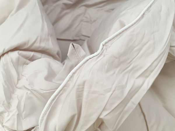 洗えてうれしい、羽毛にも劣らない保温力！TEIJIN開発の マイクロフラッフィー®素材「人工羽毛掛け布団」。[PR]