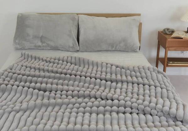 冬のおこもりに計画に◎ ポコポコ可愛いラビット毛布で、ずっと居たくなるお部屋づくり【インスタグラマーさんのもの選び】[PR]