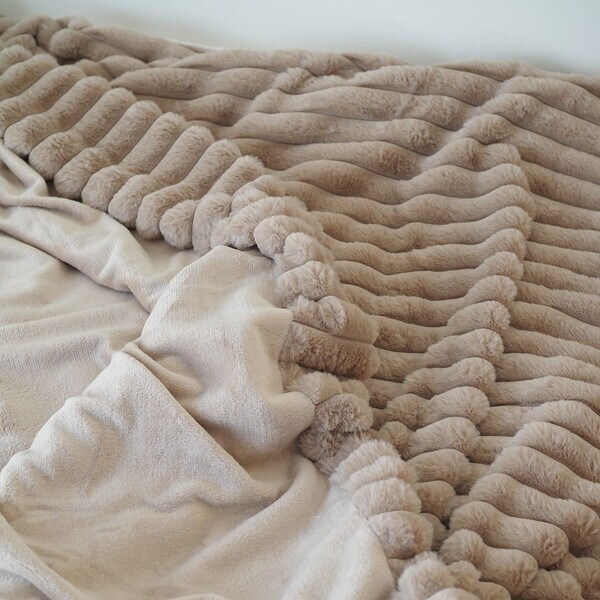 冬のおこもりに計画に◎ ポコポコ可愛いラビット毛布で、ずっと居たくなるお部屋づくり【インスタグラマーさんのもの選び】[PR]