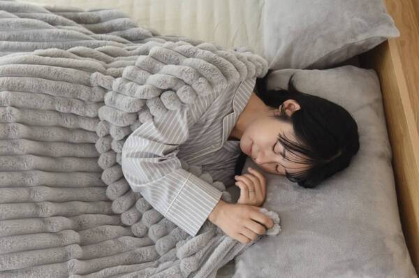 冬のおこもりに計画に◎ ポコポコ可愛いラビット毛布で、ずっと居たくなるお部屋づくり【インスタグラマーさんのもの選び】[PR]