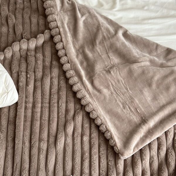 冬のおこもりに計画に◎ ポコポコ可愛いラビット毛布で、ずっと居たくなるお部屋づくり【インスタグラマーさんのもの選び】[PR]