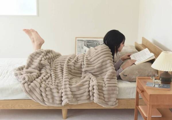 冬のおこもりに計画に◎ ポコポコ可愛いラビット毛布で、ずっと居たくなるお部屋づくり【インスタグラマーさんのもの選び】[PR]
