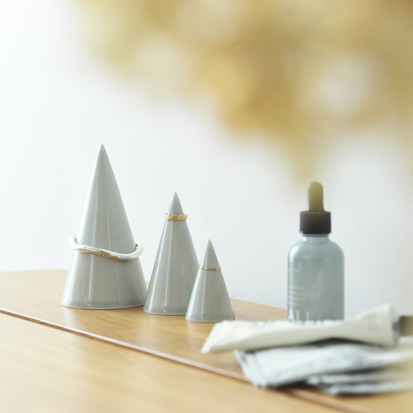 ミニツリーやスノードーム…さりげなく飾るXmasインテリア【5選】