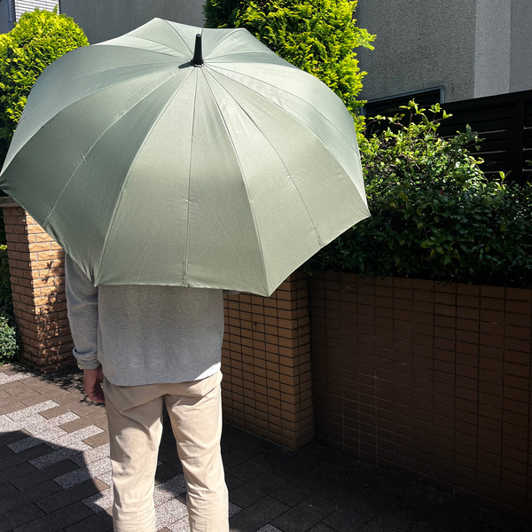 手が濡れない進化系アンブレラで、雨の憂鬱から解放されよう。[PR]