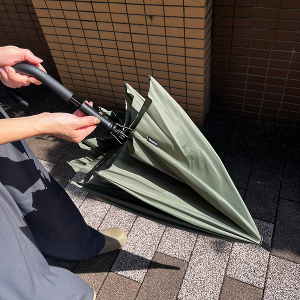 手が濡れない進化系アンブレラで、雨の憂鬱から解放されよう。[PR]