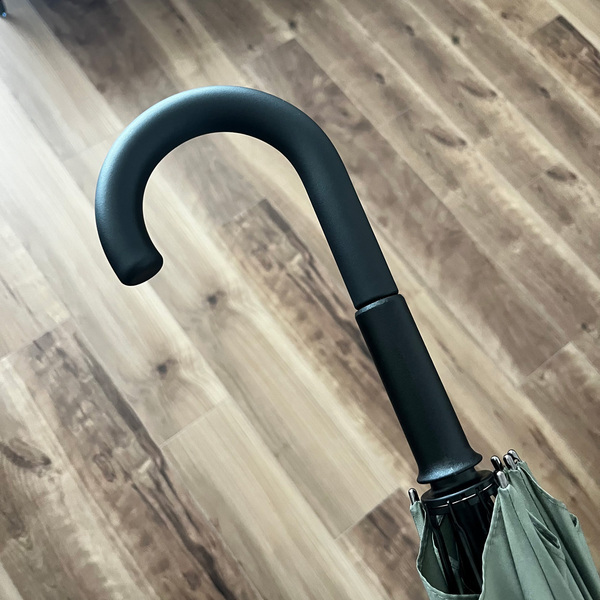 手が濡れない進化系アンブレラで、雨の憂鬱から解放されよう。[PR]