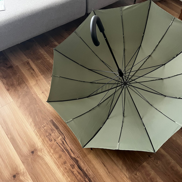 手が濡れない進化系アンブレラで、雨の憂鬱から解放されよう。[PR]
