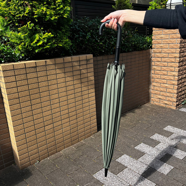 手が濡れない進化系アンブレラで、雨の憂鬱から解放されよう。[PR]